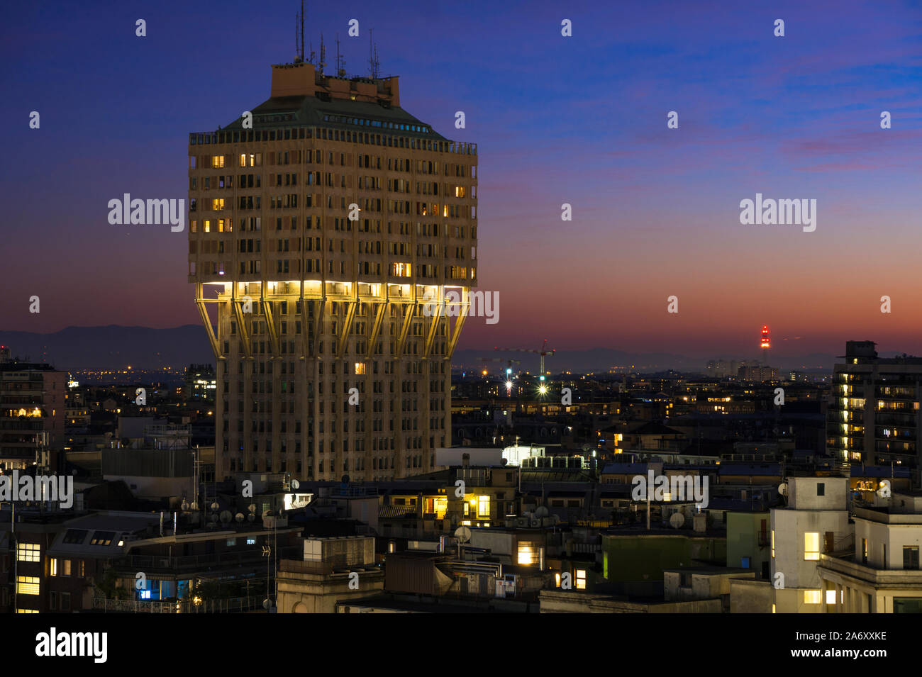 Milano, Italia: Milano skyline con Torre Velasca (Torre Velasca). Questo famoso grattacielo, 100 metri di altezza, è stato costruito negli anni cinquanta. Foto Stock