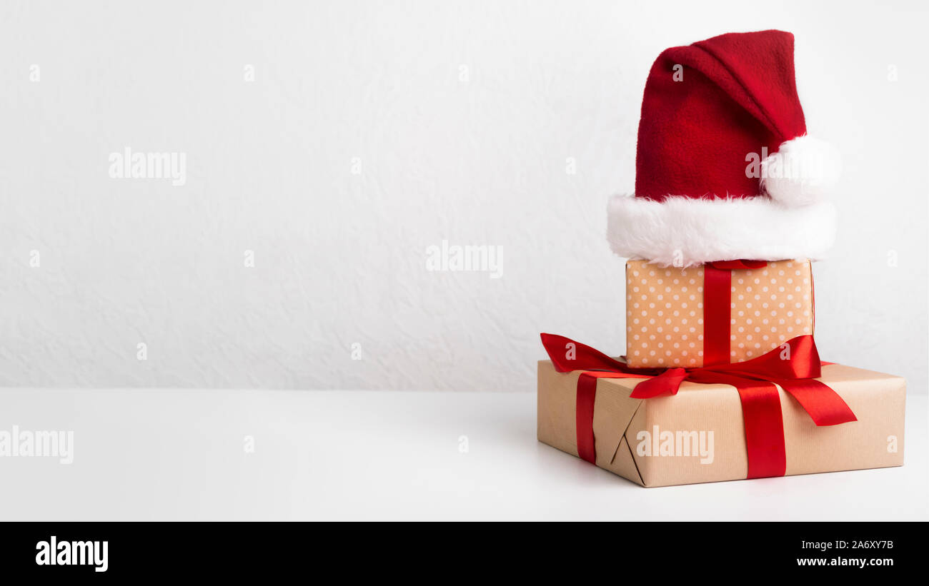 Concettuale composizione di Natale di regali impacchettati in Santa's hat Foto Stock