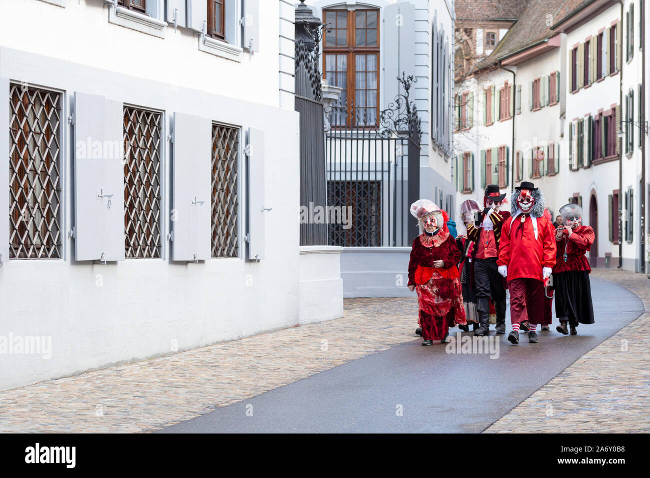 Martinsgasse, Basilea, Svizzera - Marzo 13th, 2019. Piccolo gruppo di partecipanti di carnevale in costume rosso Foto Stock