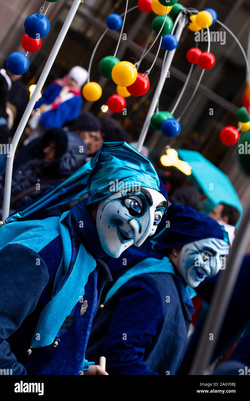 Freie Strasse, Basilea, Svizzera - Marzo 13th, 2019. Ritratto di un partecipante di carnevale in un costume blu Foto Stock