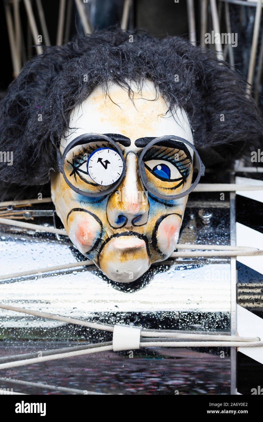 Gerbergasse, Basilea, Svizzera - Marzo 13th, 2019. Close-up di una maschera di Carnevale su un tamburo rullante Foto Stock
