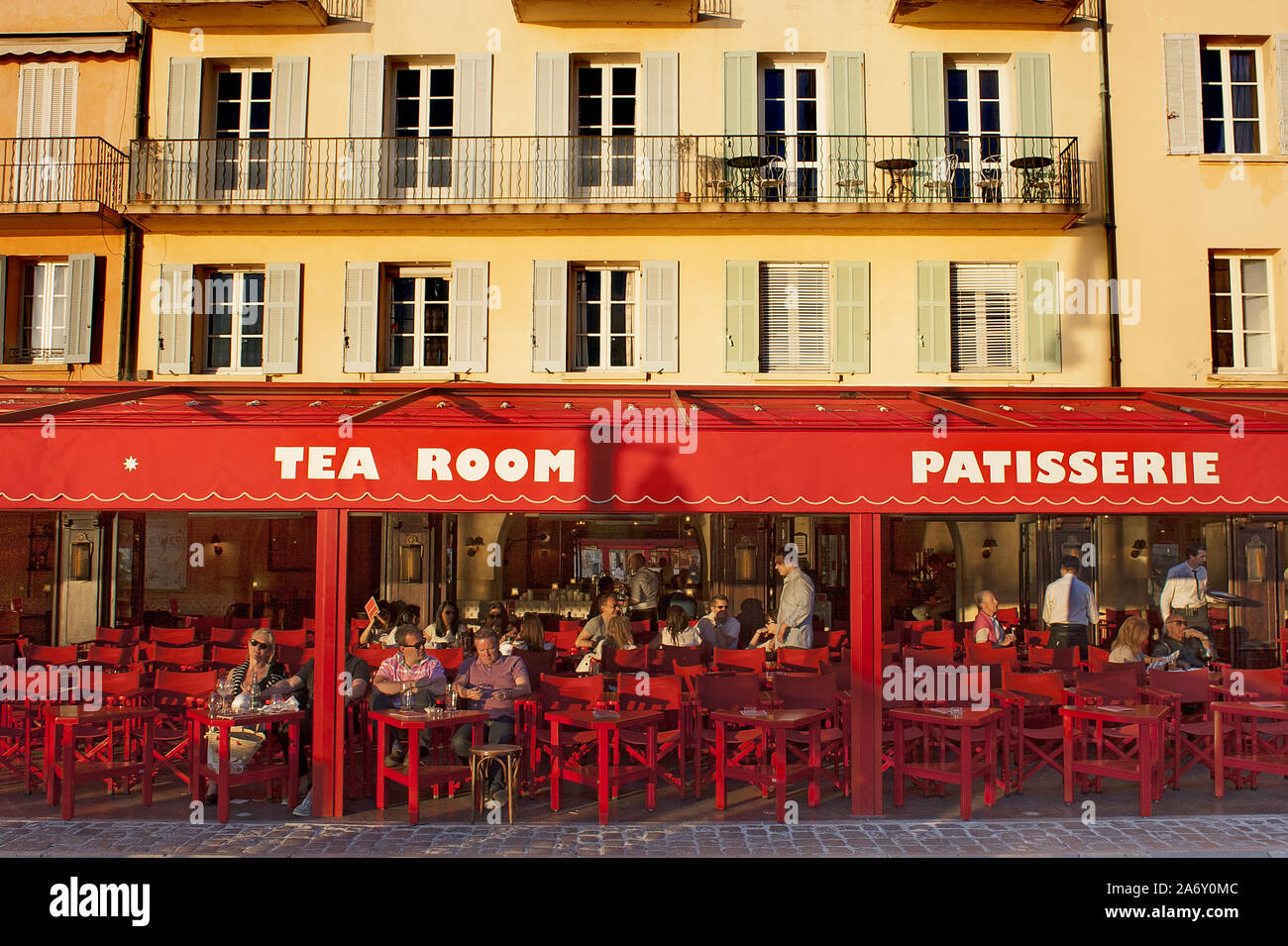 Senequier cafe accanto al porto di St Tropez, Francia Foto Stock