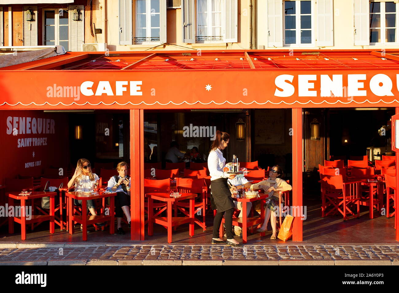 Senequier cafe accanto al porto di St Tropez, Francia Foto Stock