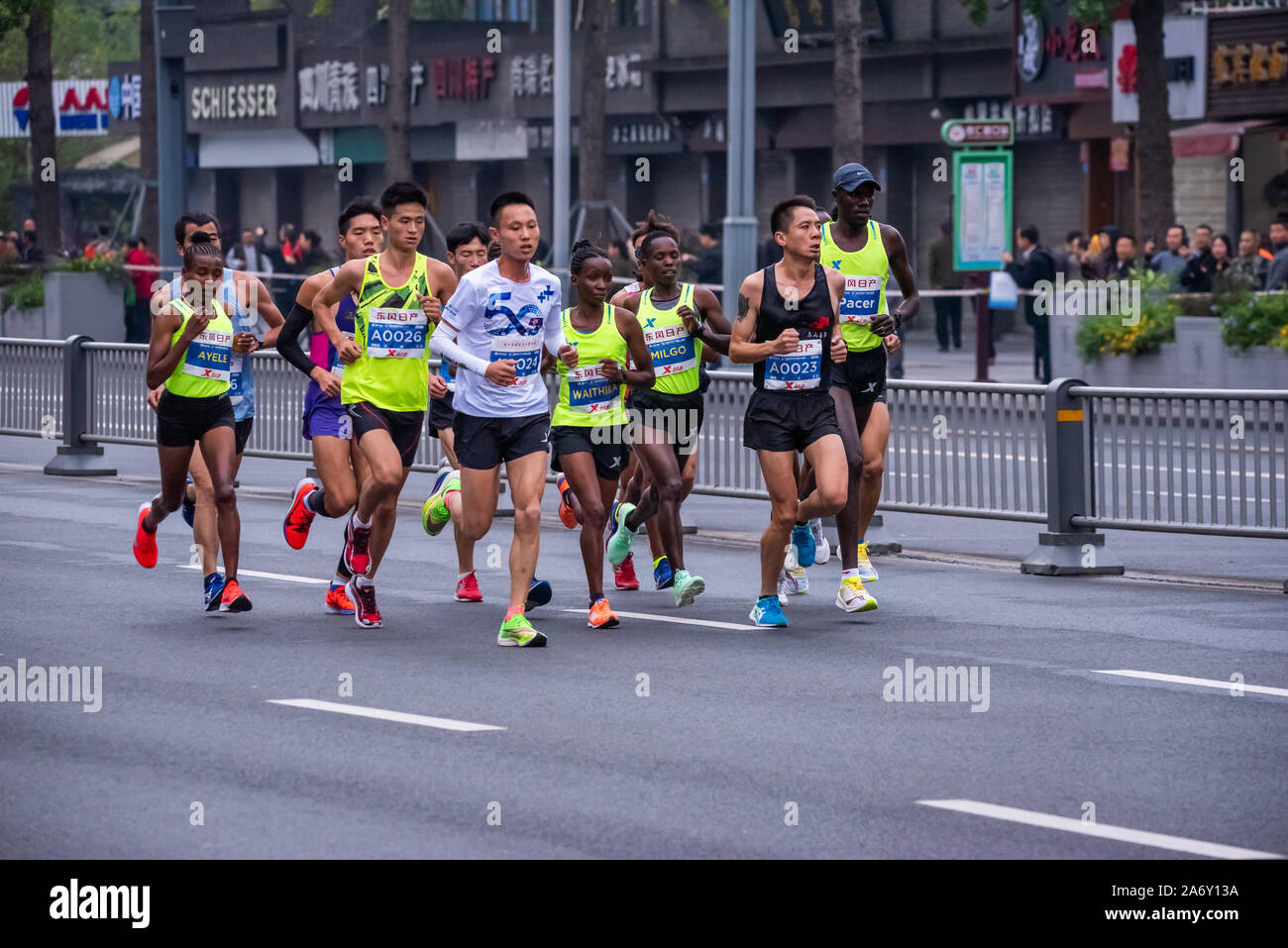 Chengdu, nella provincia di Sichuan, in Cina - Ott 27, 2019 : gli atleti in esecuzione alla maratona di Chengdu Foto Stock