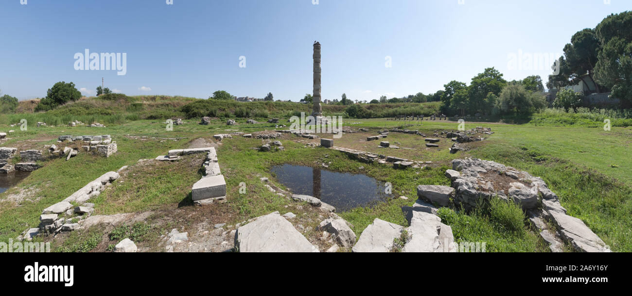 Immagine panoramica delle rovine del tempio di Artemide ad Efeso, una delle Sette Meraviglie del Mondo Antico Foto Stock