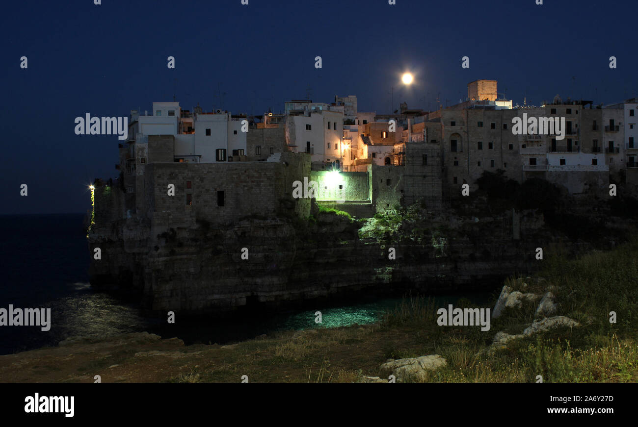 L'Italia, Puglia, Polignano a Mare e la luna Foto Stock