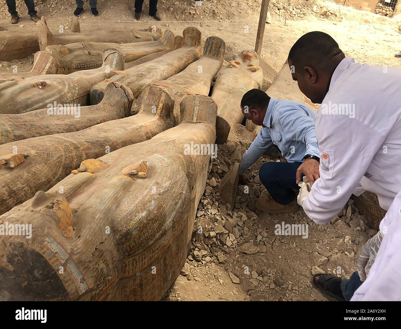 Al-Asasif Cachette Comunicato stampa del ministero delle Antichità - Luxor Egitto - 19 Ottobre 2019 A 3000 anni cachette rinvenuti nelle necropoli Al-Asasif sulla riva occidentale di Luxor in una conferenza stampa tenutasi a Luxor West Bank, Egitto del ministro delle Antichità Dr. Khaled El-Enany ha annunciato la scoperta di Al-Asasif Cachette, costituito da 30 integro, sigillato e dipinto di bare di una dinastia 22 sacerdoti e sacerdotesse di Luxor la divinità Amon e Khonsu. Egli ha detto che la scoperta è stata fatta da un Egiziano missione guidata dal Dottor Mostafa Waziri Segretario generale del Consiglio Supremo delle Antichità Foto Stock