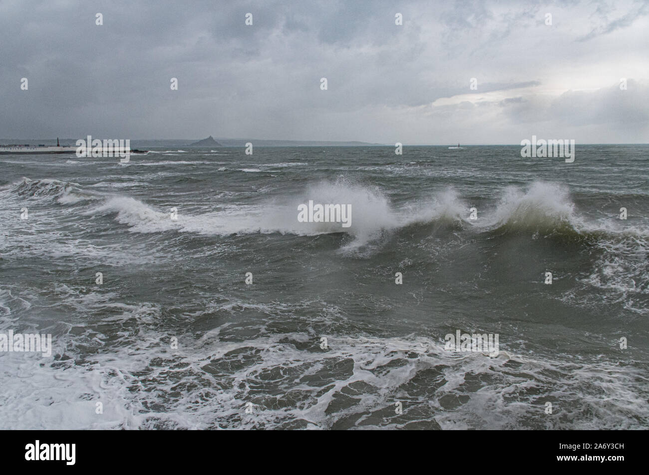 Penzance, Cornwall, Regno Unito. Il 29 ottobre 2019. Regno Unito Meteo. Il forte vento, onde grandi e pesanti piogge pastella di fronte al mare a Penzance questa mattina. Simon credito Maycock / Alamy Live News. Foto Stock