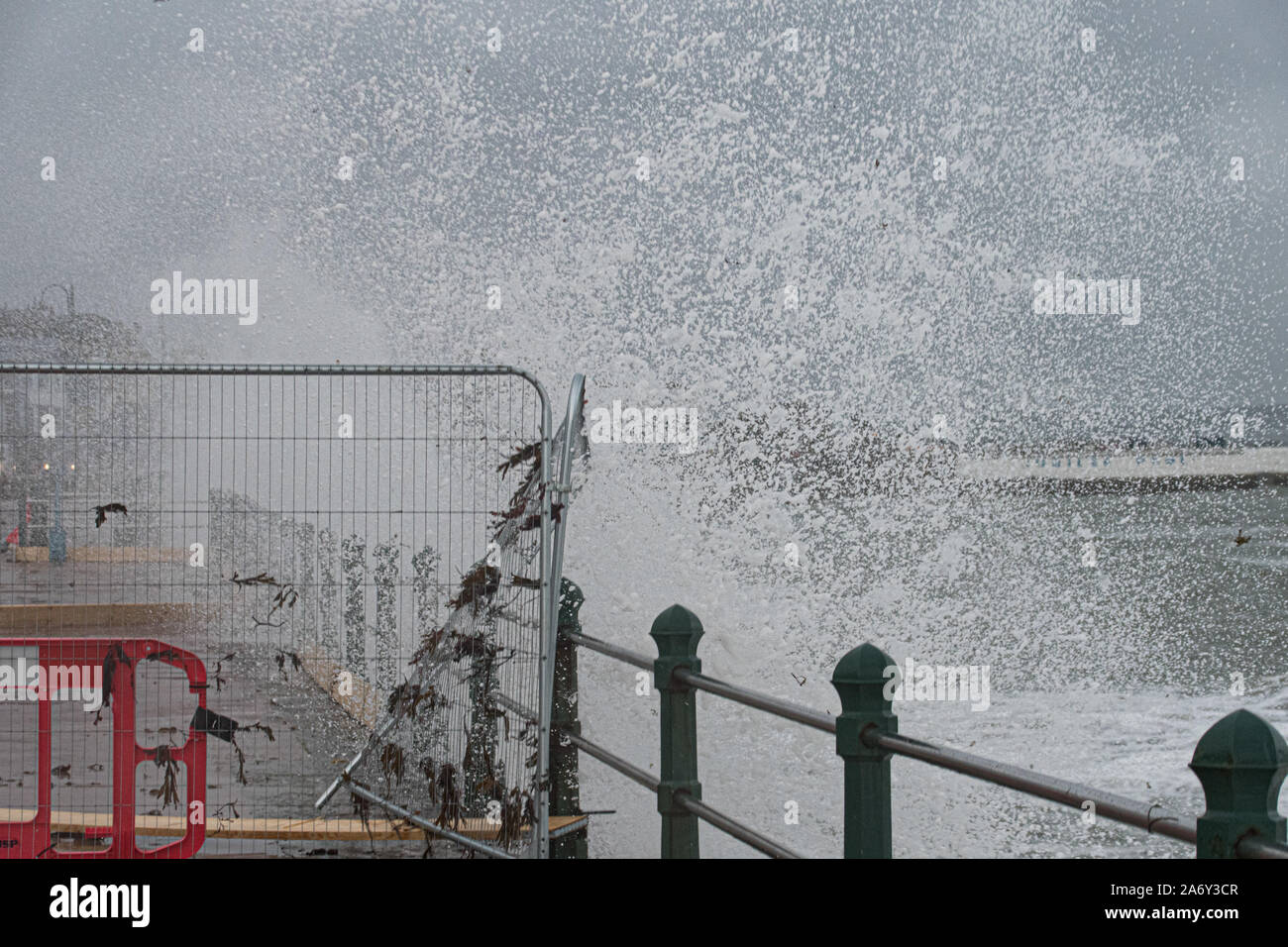 Penzance, Cornwall, Regno Unito. Il 29 ottobre 2019. Regno Unito Meteo. Il forte vento, onde grandi e pesanti piogge pastella di fronte al mare a Penzance questa mattina. Simon credito Maycock / Alamy Live News. Foto Stock