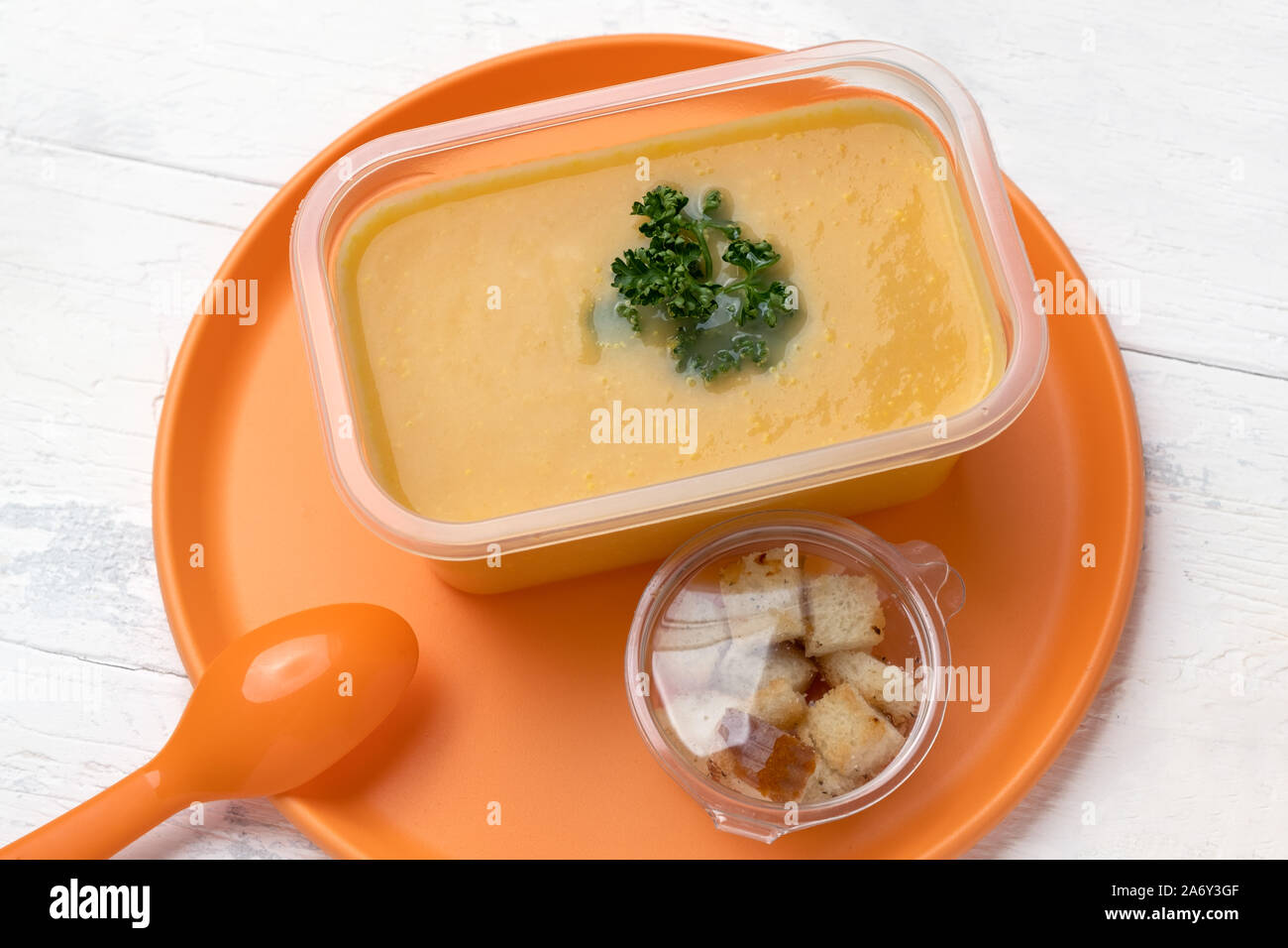 Zuppa purea in una scatola di plastica Foto Stock