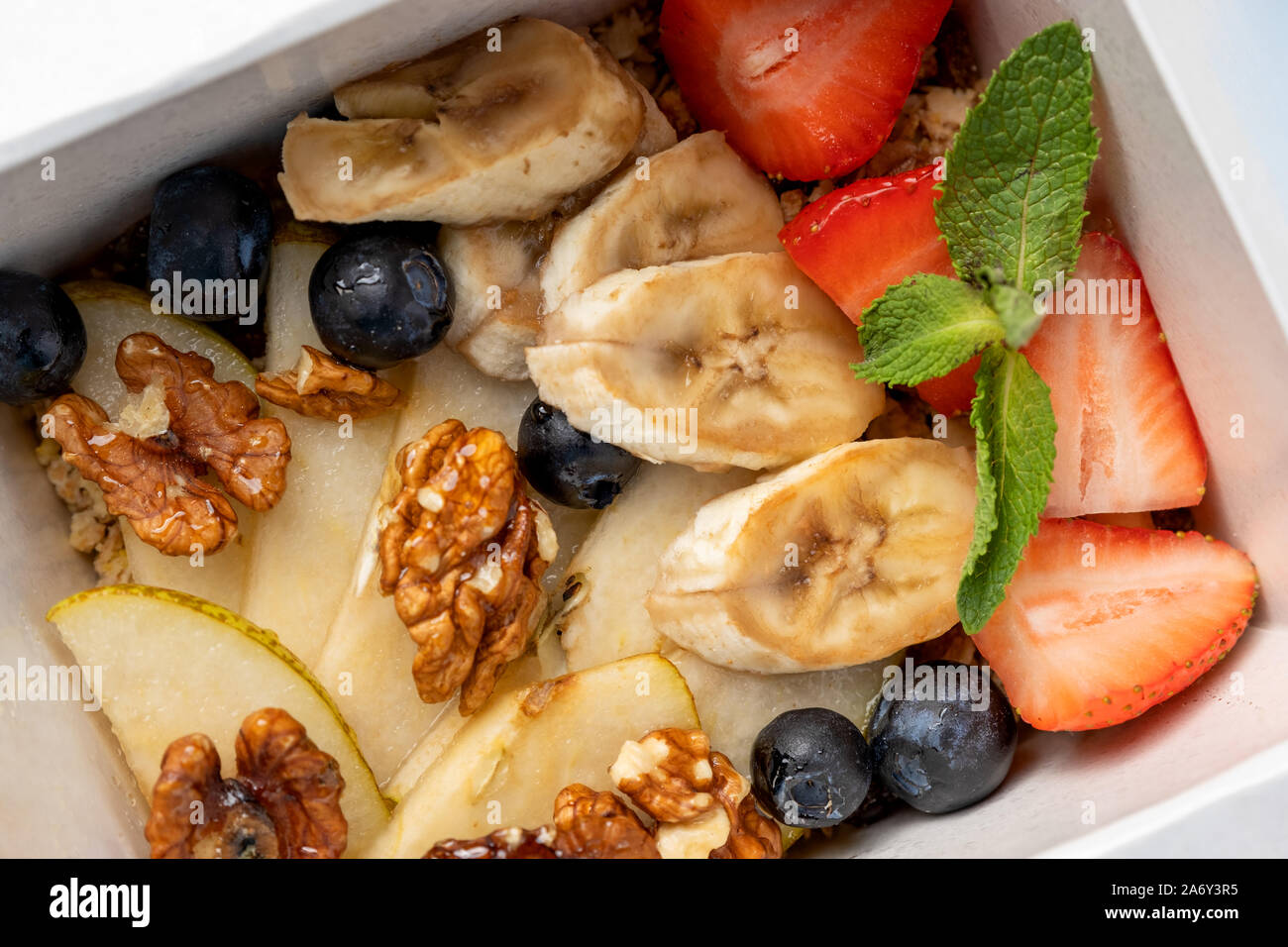 Frutta fresca e bacche di imballaggi di carta Foto Stock