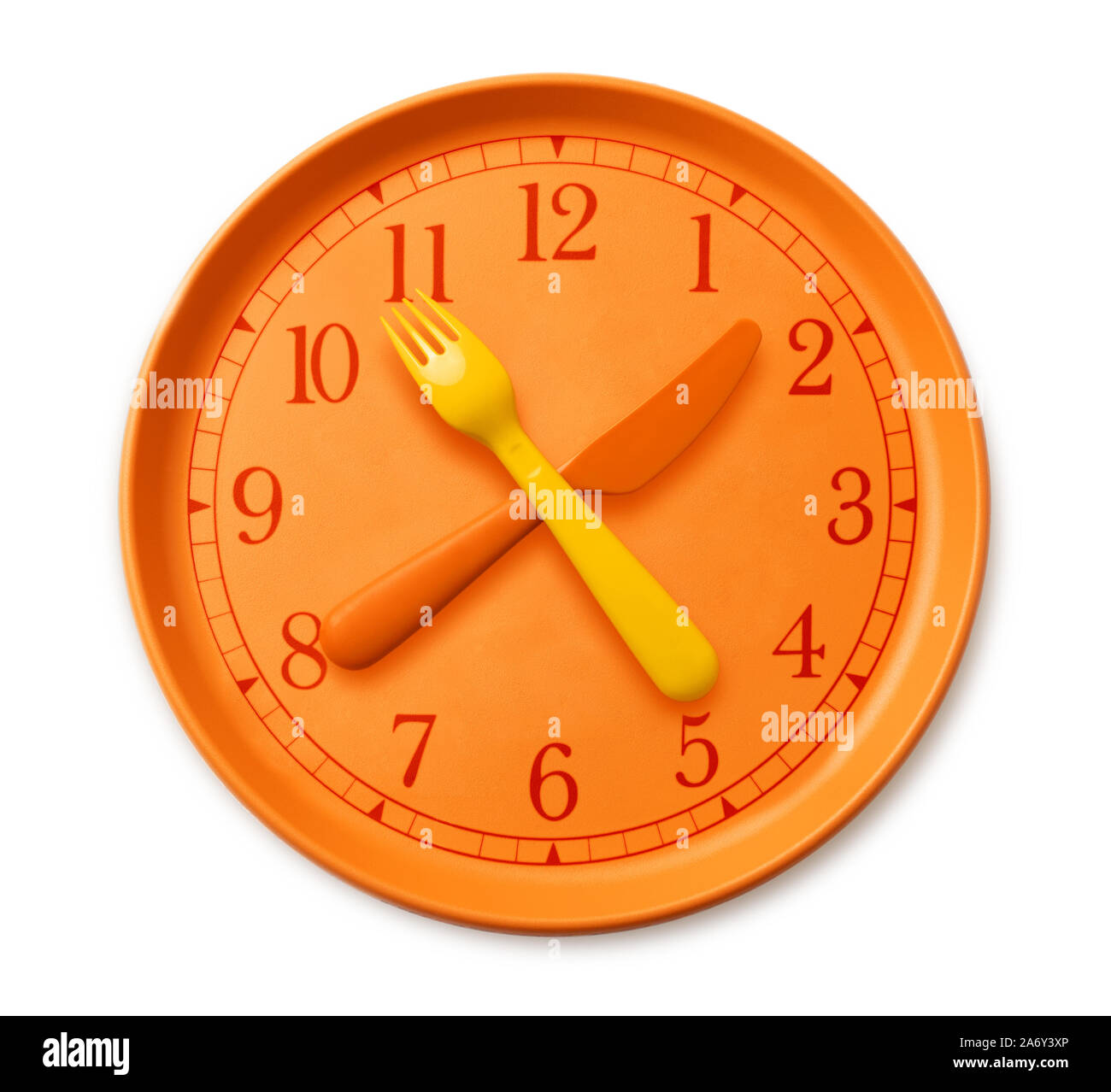 Orologio isolato sulla piastra arancione Foto Stock