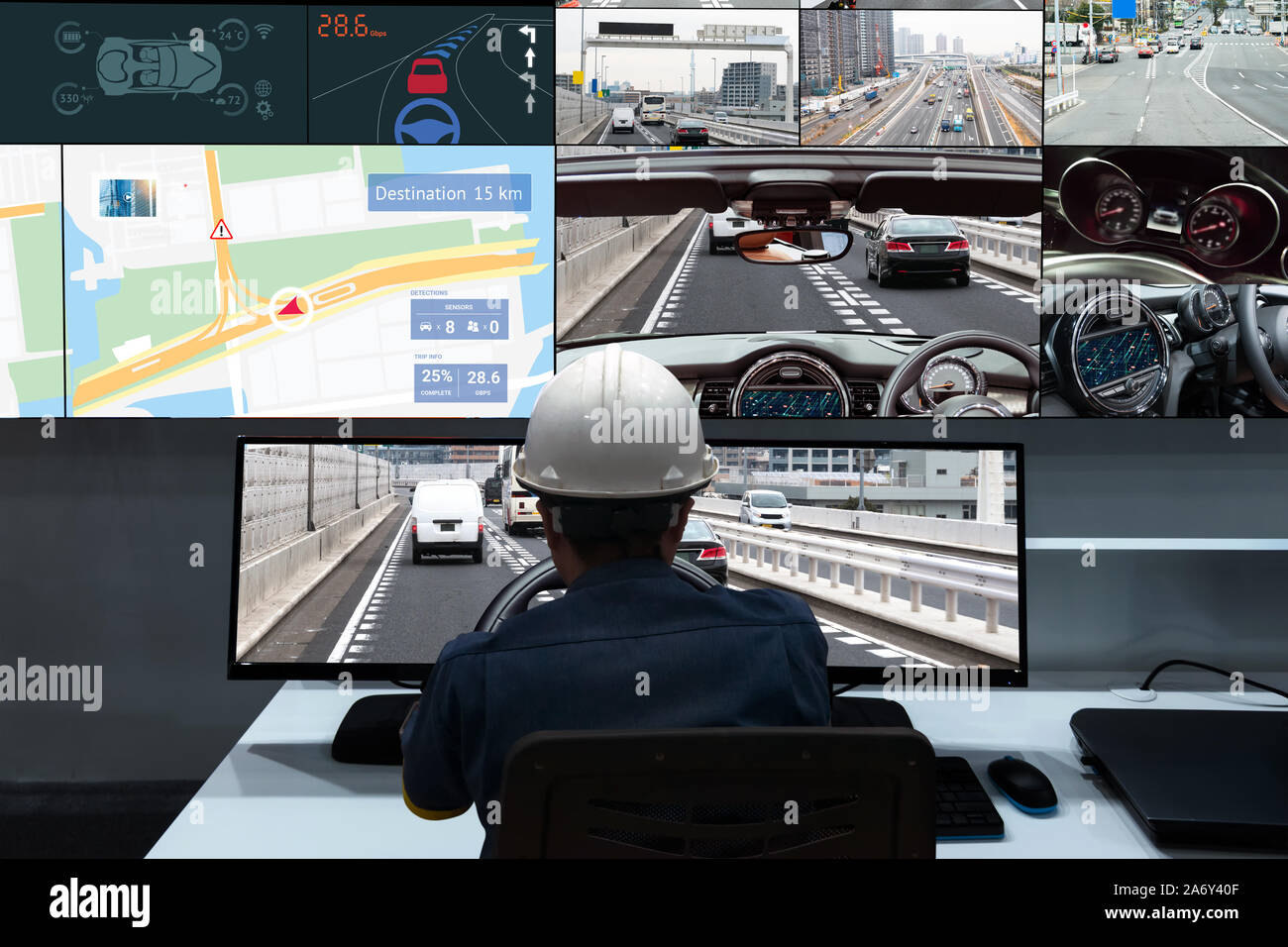 Un sistema di controllo remoto che utilizza un sistema avanzato di 5G la tecnologia di telecomunicazione reti mobili per tele operare una vettura ha preso la pole con bassa latenza consentono Foto Stock