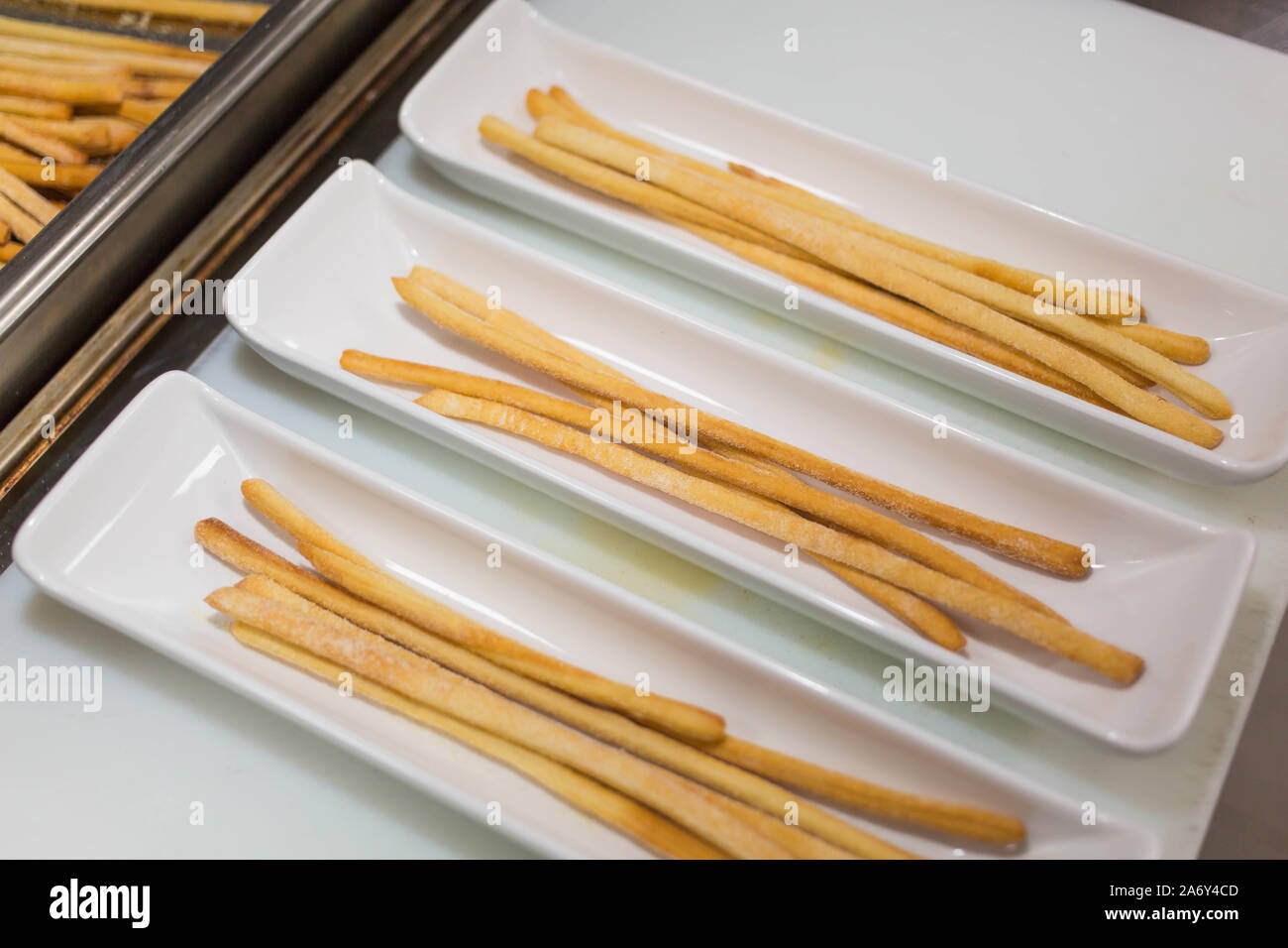 Italian grissini placcato su un banco di cucina per essere servito Foto Stock