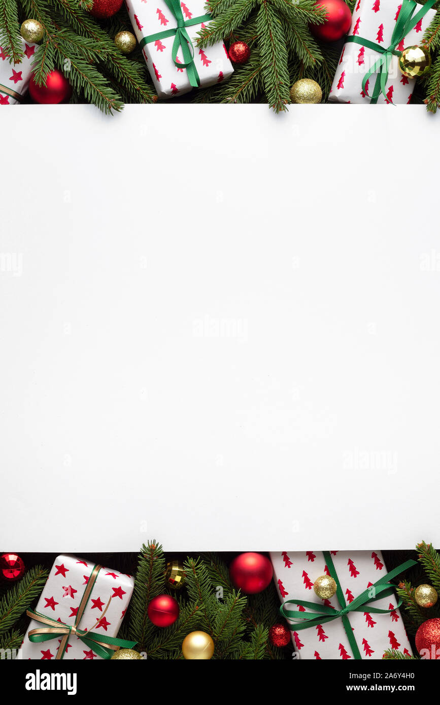 Cornice decorativa di palle di Natale, rami di abete e confezioni regalo. Sfondo bianco con spazio di copia per il Natale di creep Foto Stock