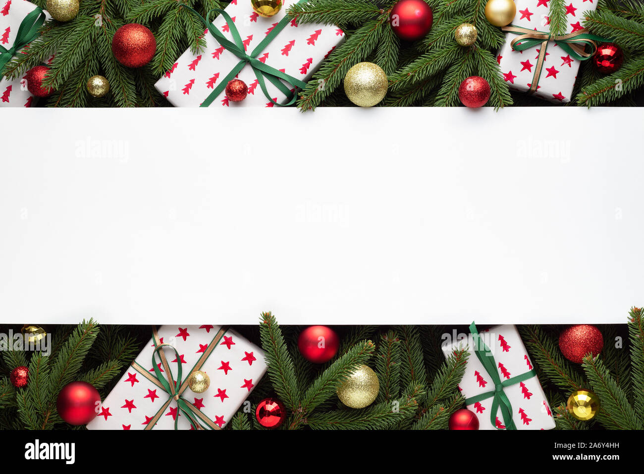 Cornice decorativa di palle di Natale, rami di abete e confezioni regalo. Nota bianco carta con spazio di copia per il Natale di creep. Holiday sfondo per desig Foto Stock