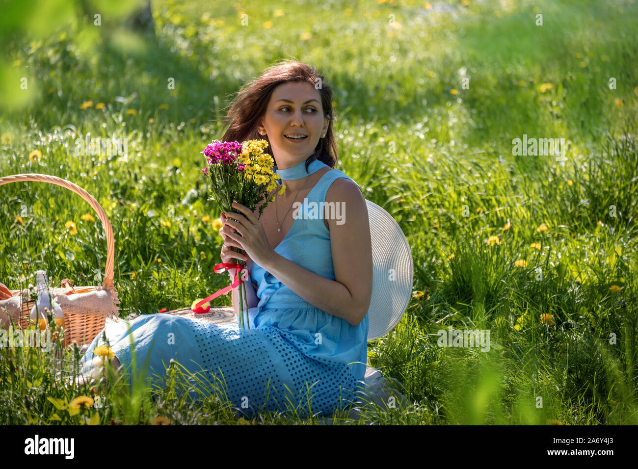 Donna con bouquet di fiori a picnic Foto Stock