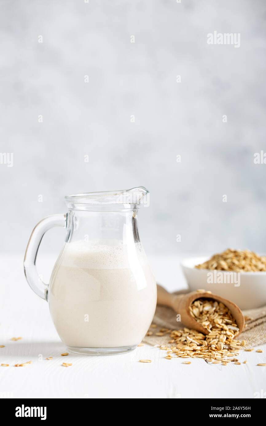 Latte di avena. Vegano sano non a base di latte da bere organico con fiocchi Foto Stock