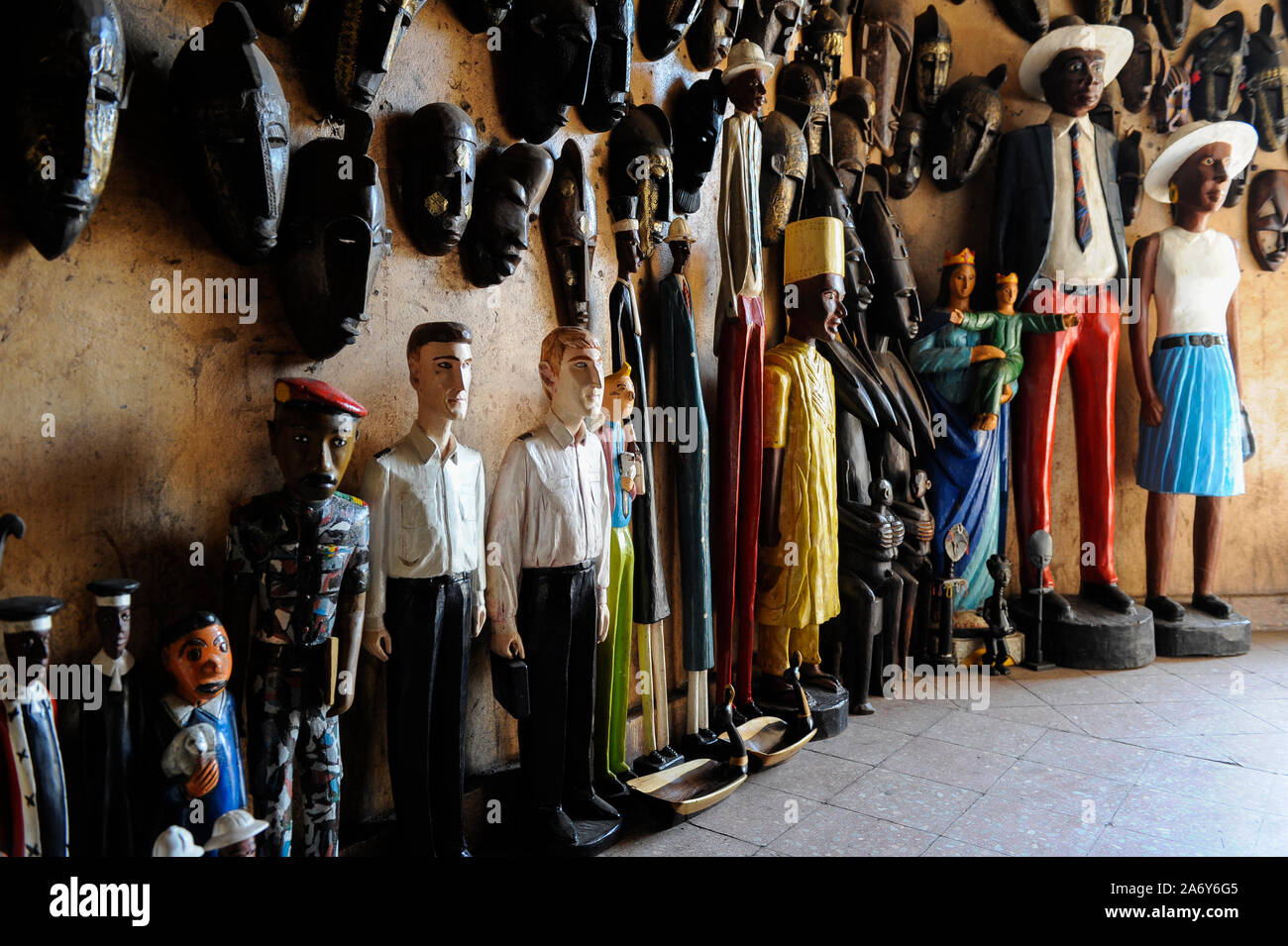 MALI, Bamako, negozio di souvenir africani, maschere tribali e figure in legno coloniali COLON con casco tropicale o casco a spillo che mostrano diverse professioni Foto Stock