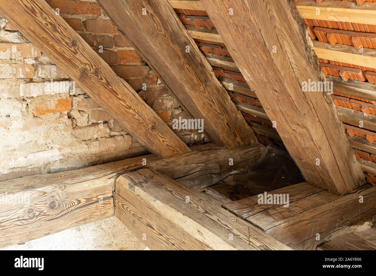 Angolo di dettagli molto vecchio quadro del tetto - vedere segni scavata nel legno Foto Stock