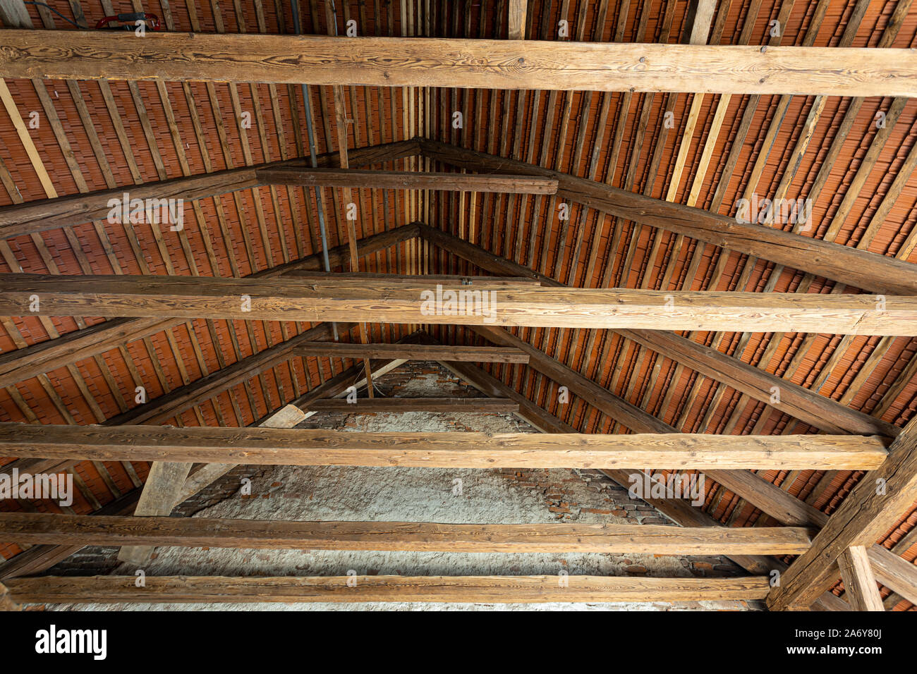 All'interno di una vecchia casa in cerca di rialzo in legno antico quadro del tetto Foto Stock
