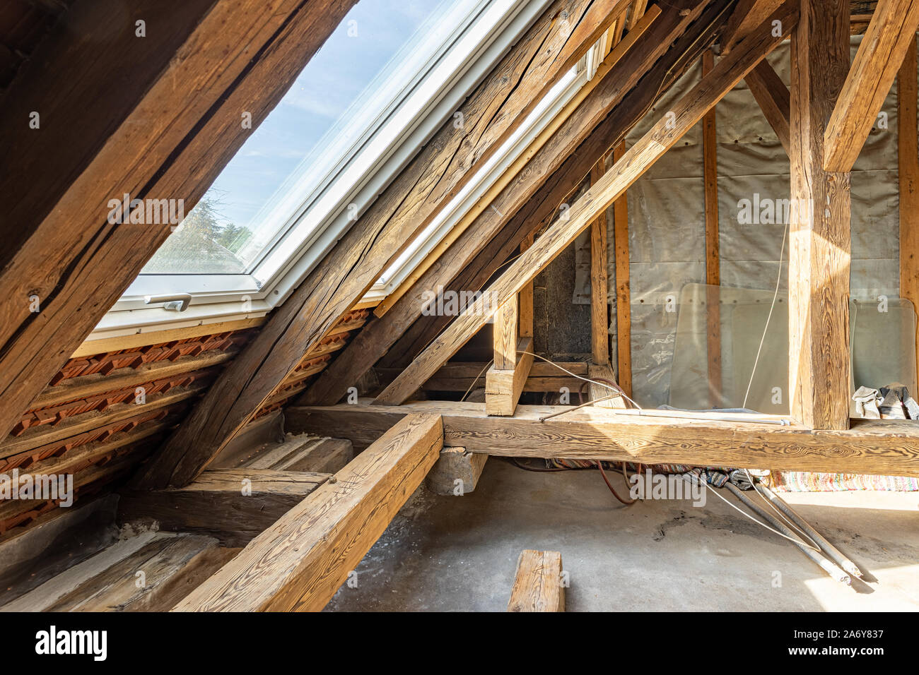 Costruzione del tetto sito: nuovo Windows nel vecchio quadro del tetto Foto Stock