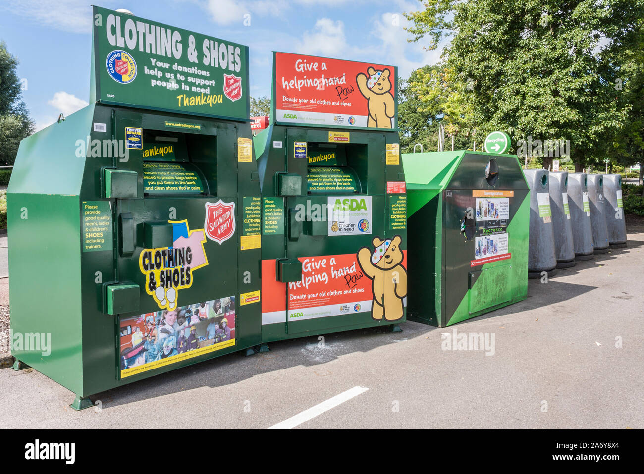 La carità abbigliamento donazione cestini e cassonetti per il riciclaggio Foto Stock