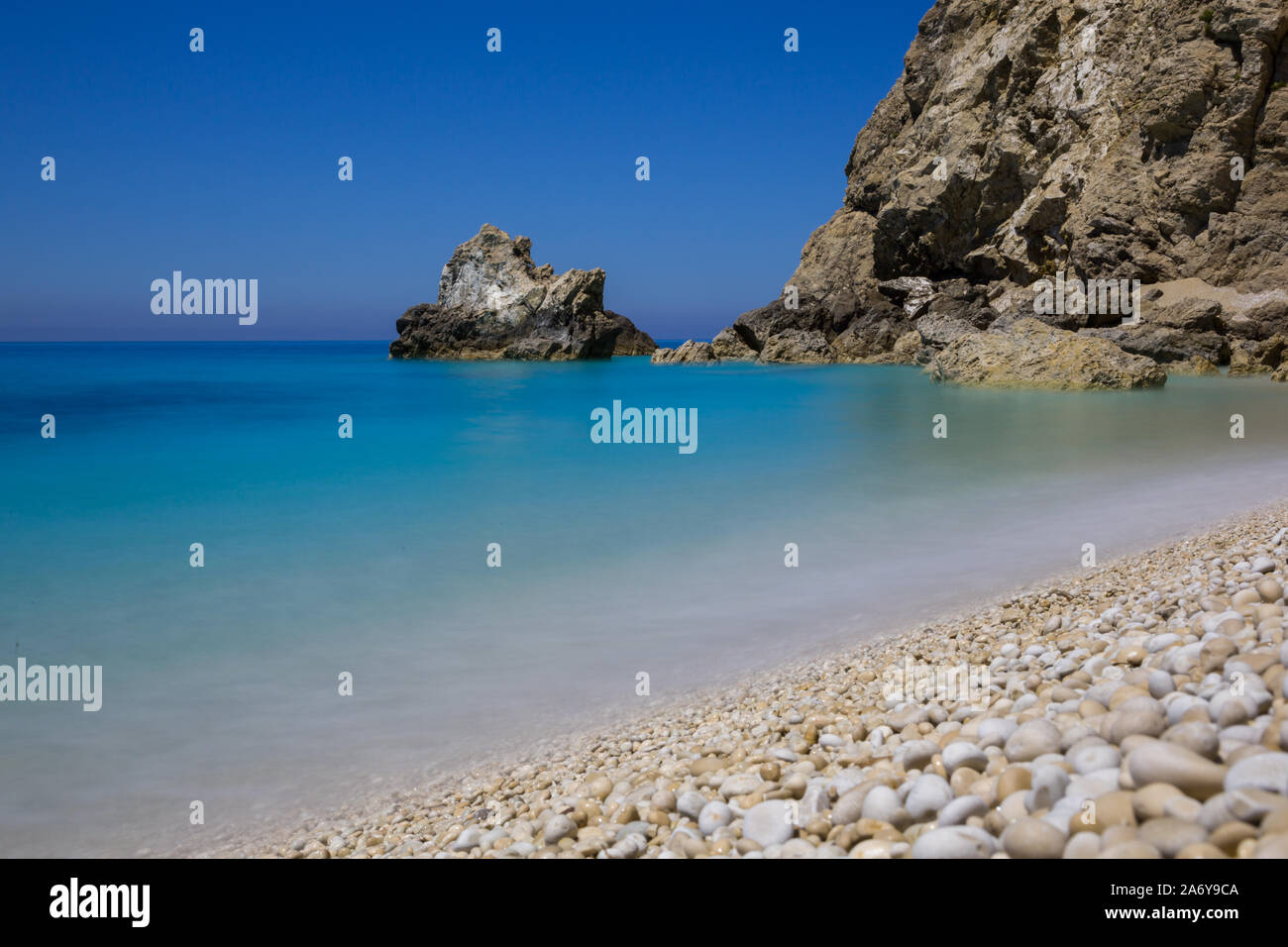 Bellissima spiaggia di Milos e il profondo blu del mare e del cielo su Lefkada isola in Grecia Foto Stock
