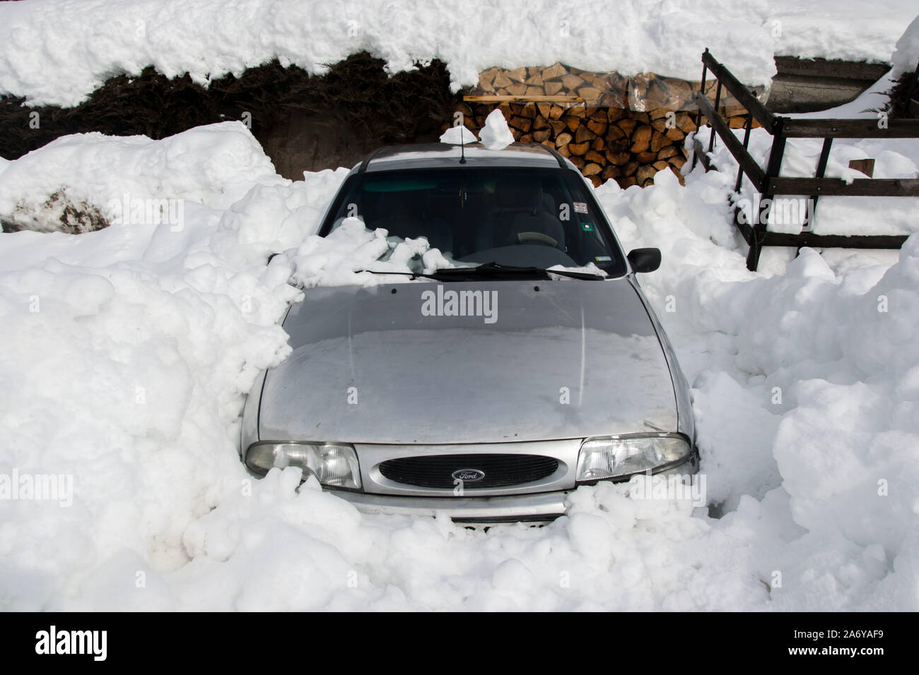 Smolyan, Bulgaria, 27 Gennaio 2019 - Close-up di una vettura Ford, ricoperta di neve caduta di neve durante la stagione invernale. In inverno il concetto di veicolo. Foto Stock