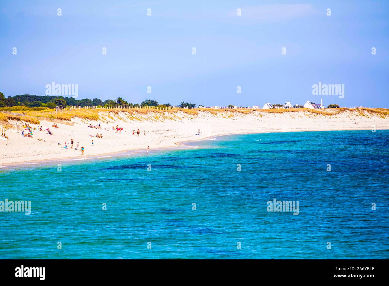 Weißer sabbia, blauer Himmel, türkisblaues Meer un diesem Küstenabschnitt bei Benodet in der Bretagne. Es herrscht Flut, daher ist der Strand auf diesem Foto Stock