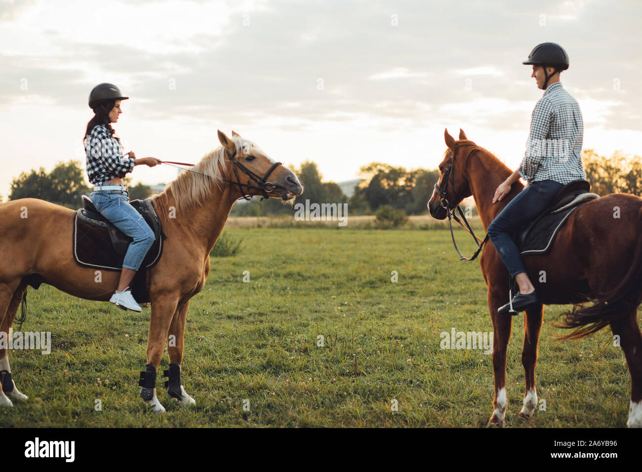 Felice di amare giovane trascorrendo del tempo con i cavalli sul ranch Foto Stock