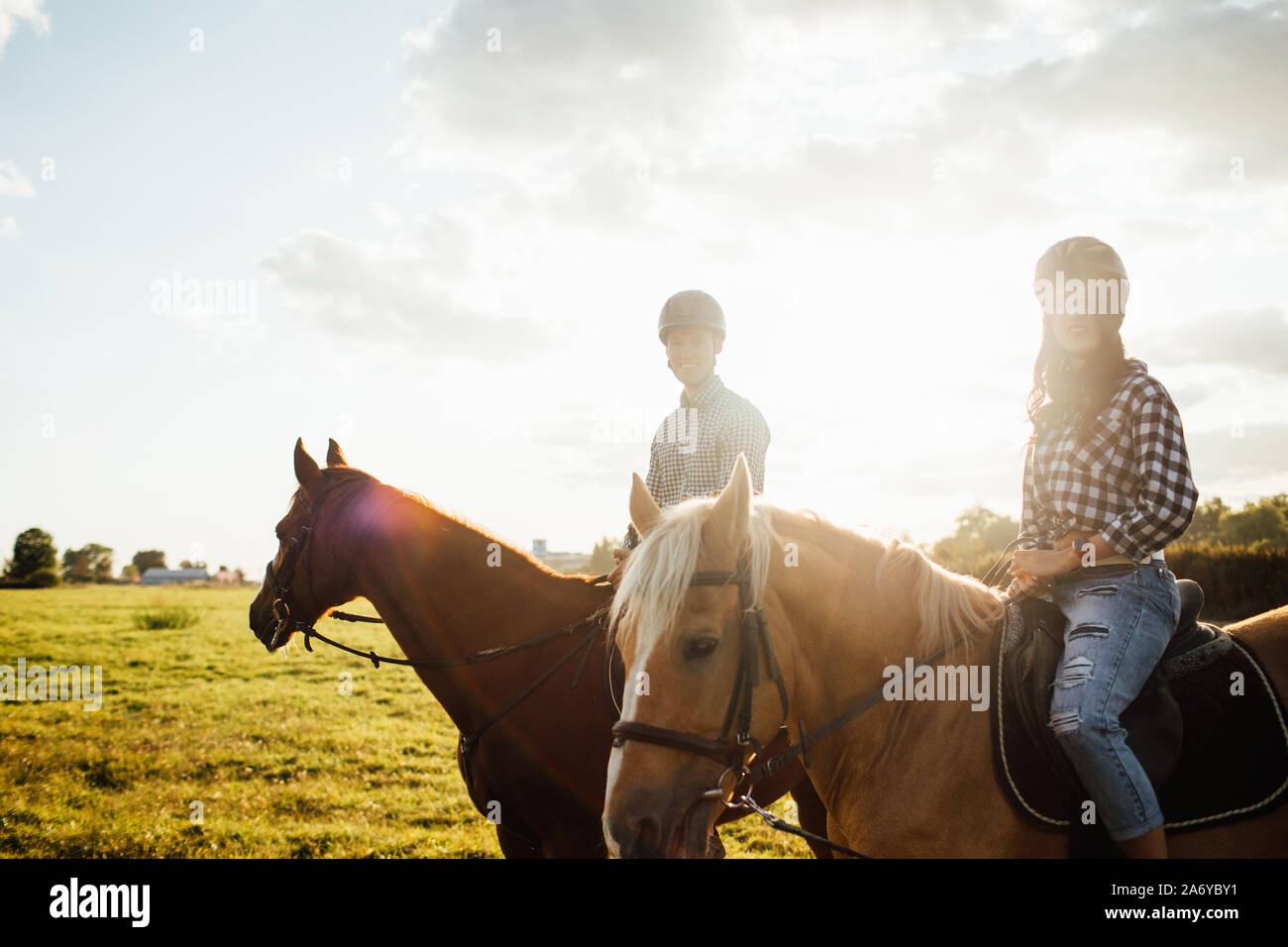 Felice di amare giovane trascorrendo del tempo con i cavalli sul ranch Foto Stock