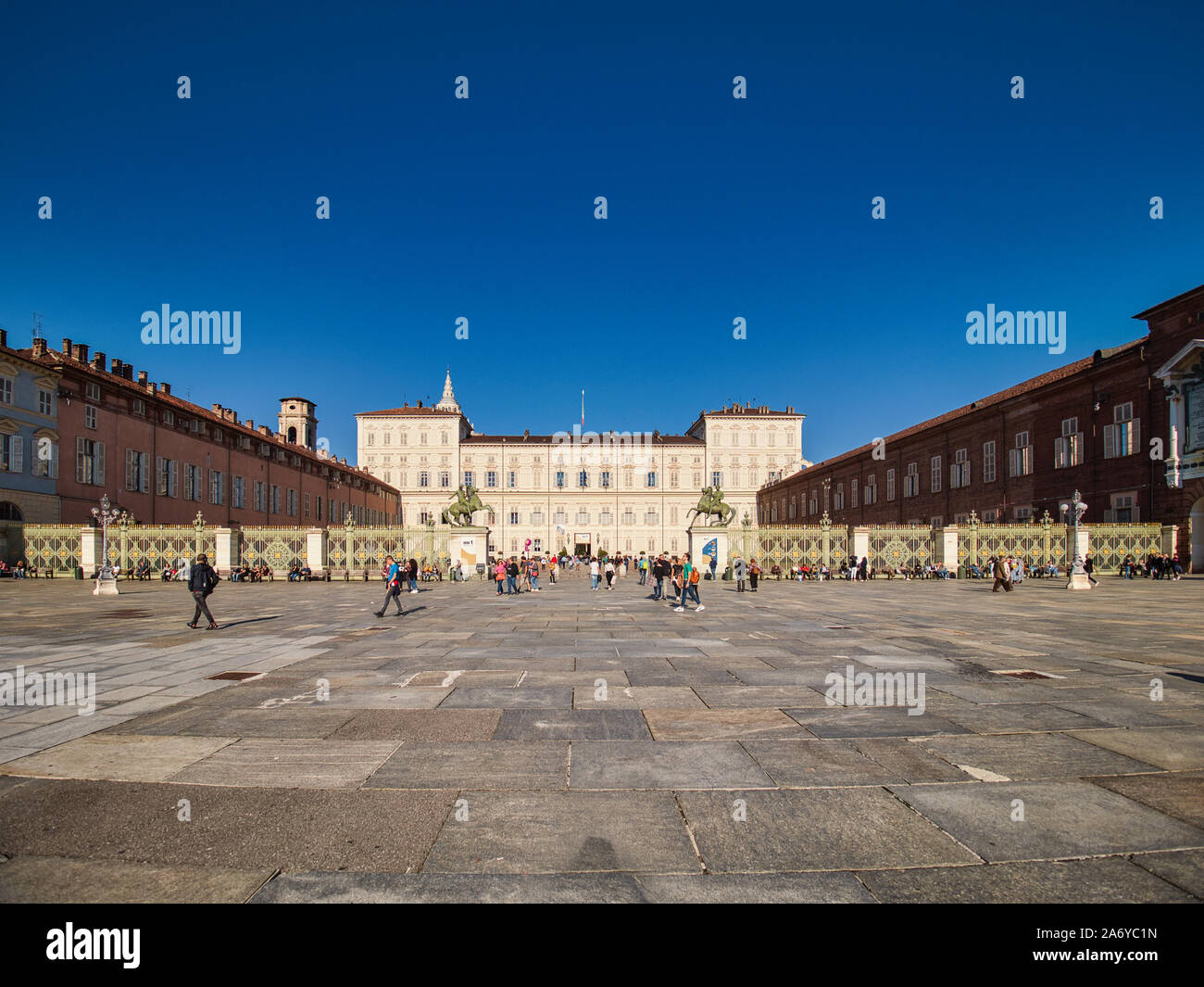 Vista frontale del palazzo reale di Torino in una mattina di sole Foto Stock