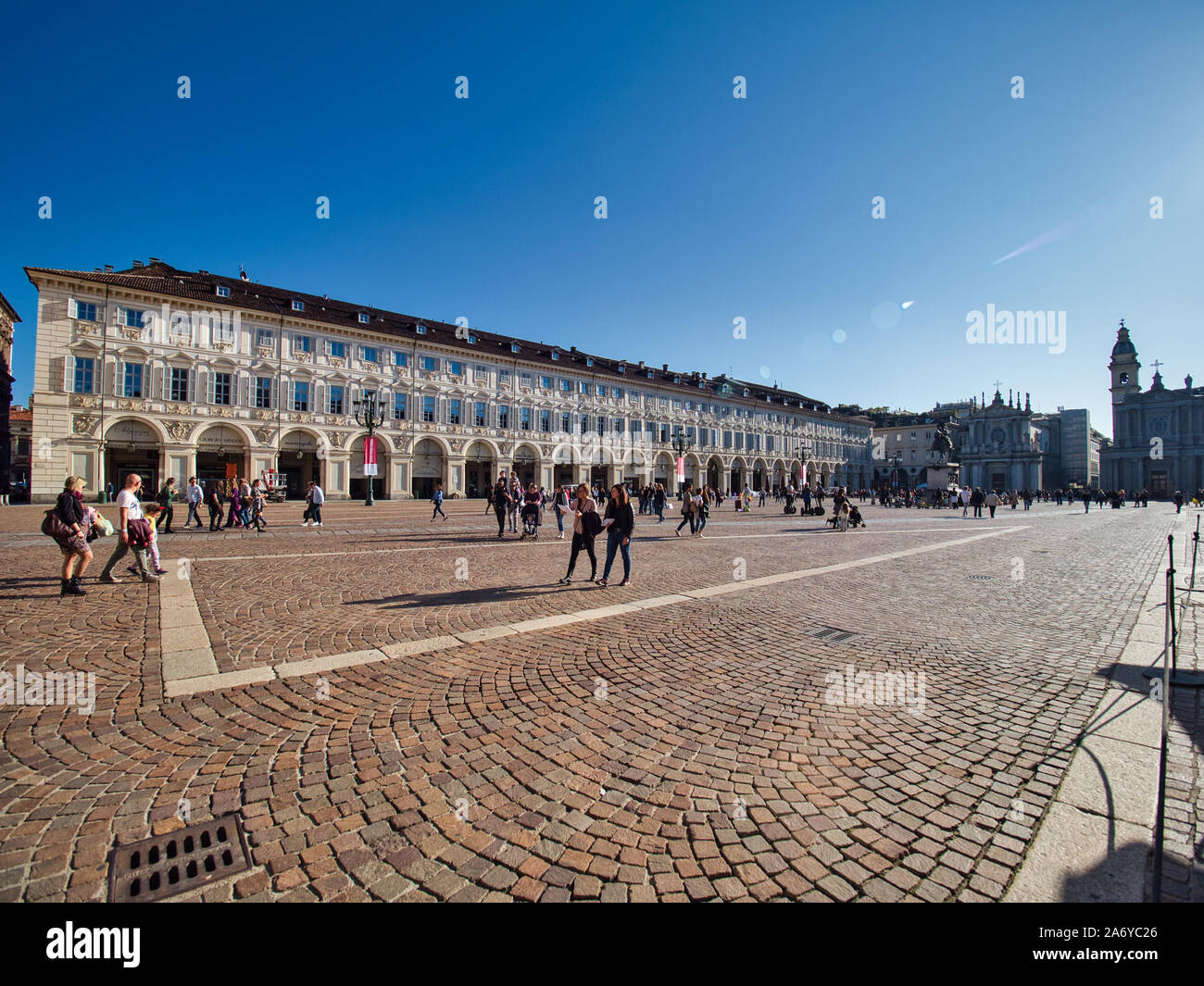 I visitatori a piedi attorno a San Carlos in piazza Torino in una mattina di sole Foto Stock