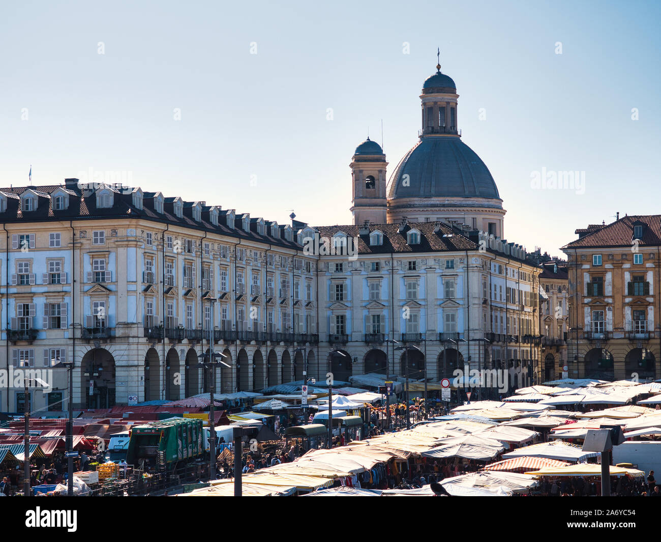 Vista in elevazione del mercato all'aperto di Porta Palazzo de Turin Foto Stock