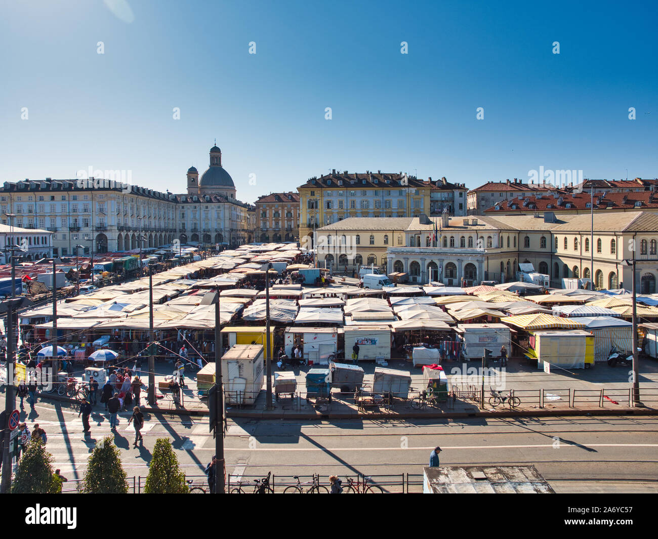 Vista in elevazione del mercato all'aperto di Porta Palazzo de Turin Foto Stock