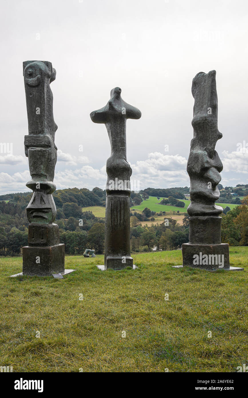Tre sculture di motivi verticali di Henry Moore al Yorkshire Sculpture Park West Bretton vicino a Wakefield Yorkshire Inghilterra Regno Unito Regno Unito Foto Stock