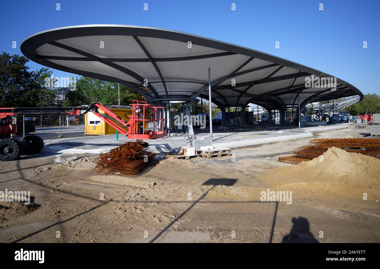 Moers, Germania. 29 ott 2019. Il tetto della nuova stazione degli autobus a Leverkusen è ancora incompleto. Il denaro dei contribuenti, associazione critica lo spreco di denaro dei contribuenti nella costruzione dell'impianto. Credito: Henning Kaiser/dpa/Alamy Live News Foto Stock