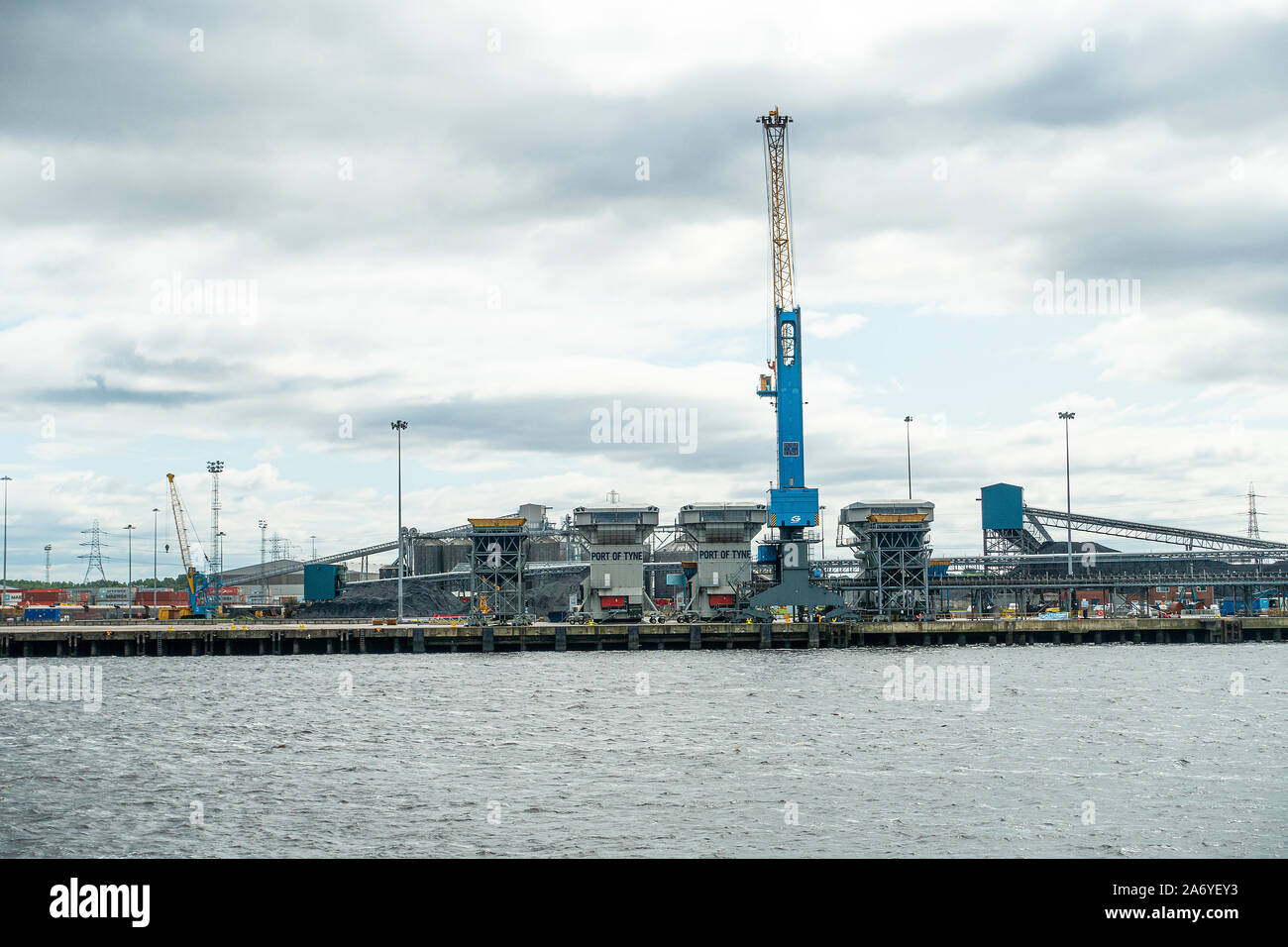 Porto di Tyne Coal Yards vicino South Shields sul fiume Tyne con nastri trasportatori Silos e Containers Tyne e Wear England Regno Unito Regno Unito Regno Unito Foto Stock