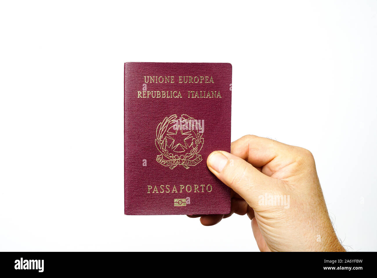 La copertina del passaporto italiano in mano Foto Stock