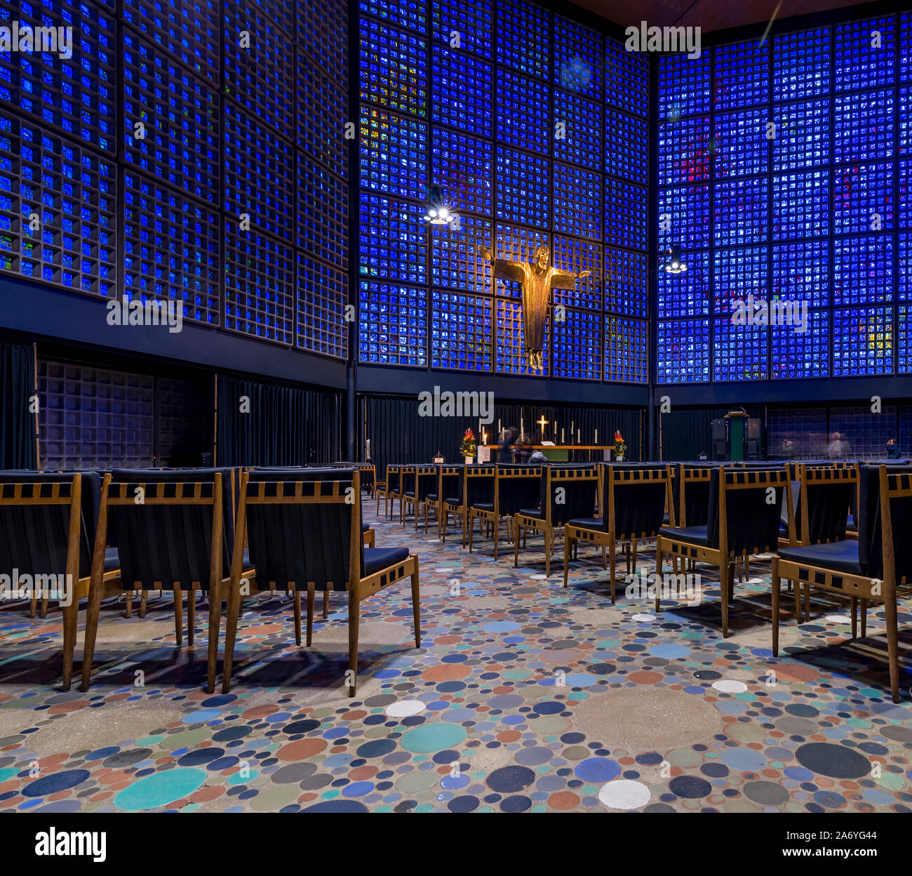 L'incredibile atmosfera creata dalla luce blu che filtra attraverso le finestre della nuova chiesa Gedächtniskirche a Berlino, Germania Foto Stock