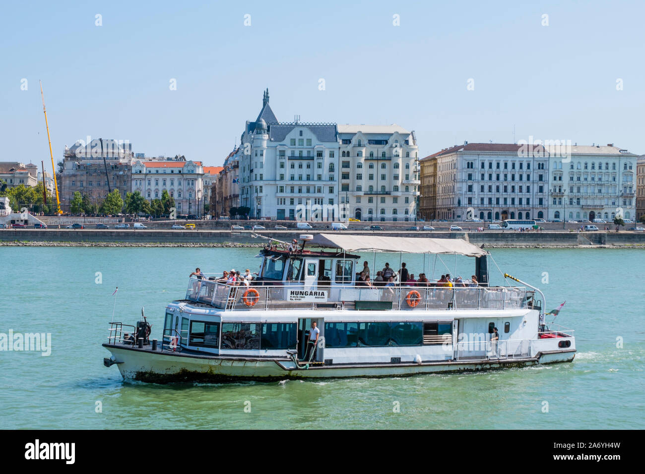 I mezzi di trasporto pubblico in barca sul fiume Danubio, Budapest, Ungheria Foto Stock