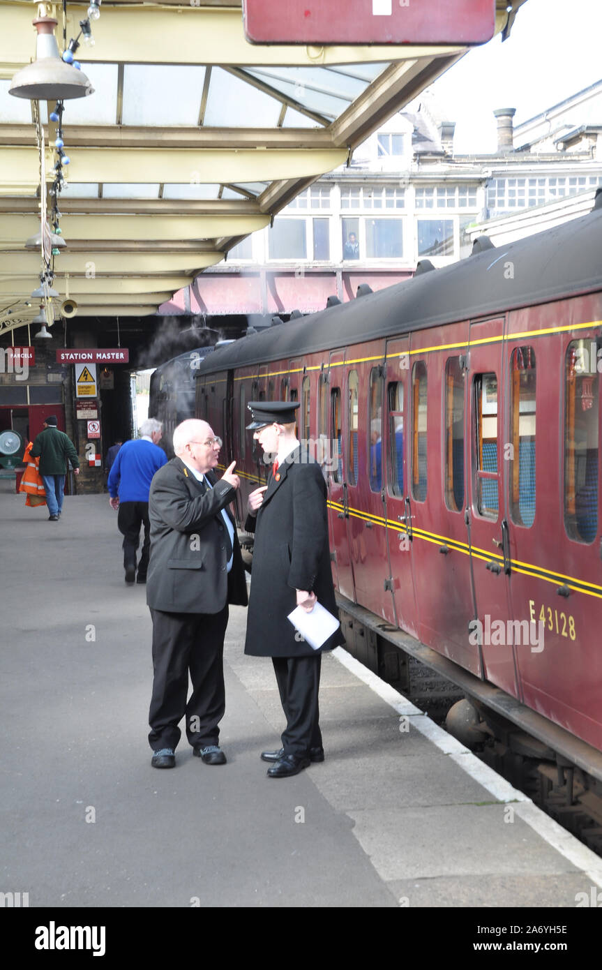 Due del personale ferroviario con diversi punti di vista KWVR, Keighley e Worth Valley Railway Foto Stock