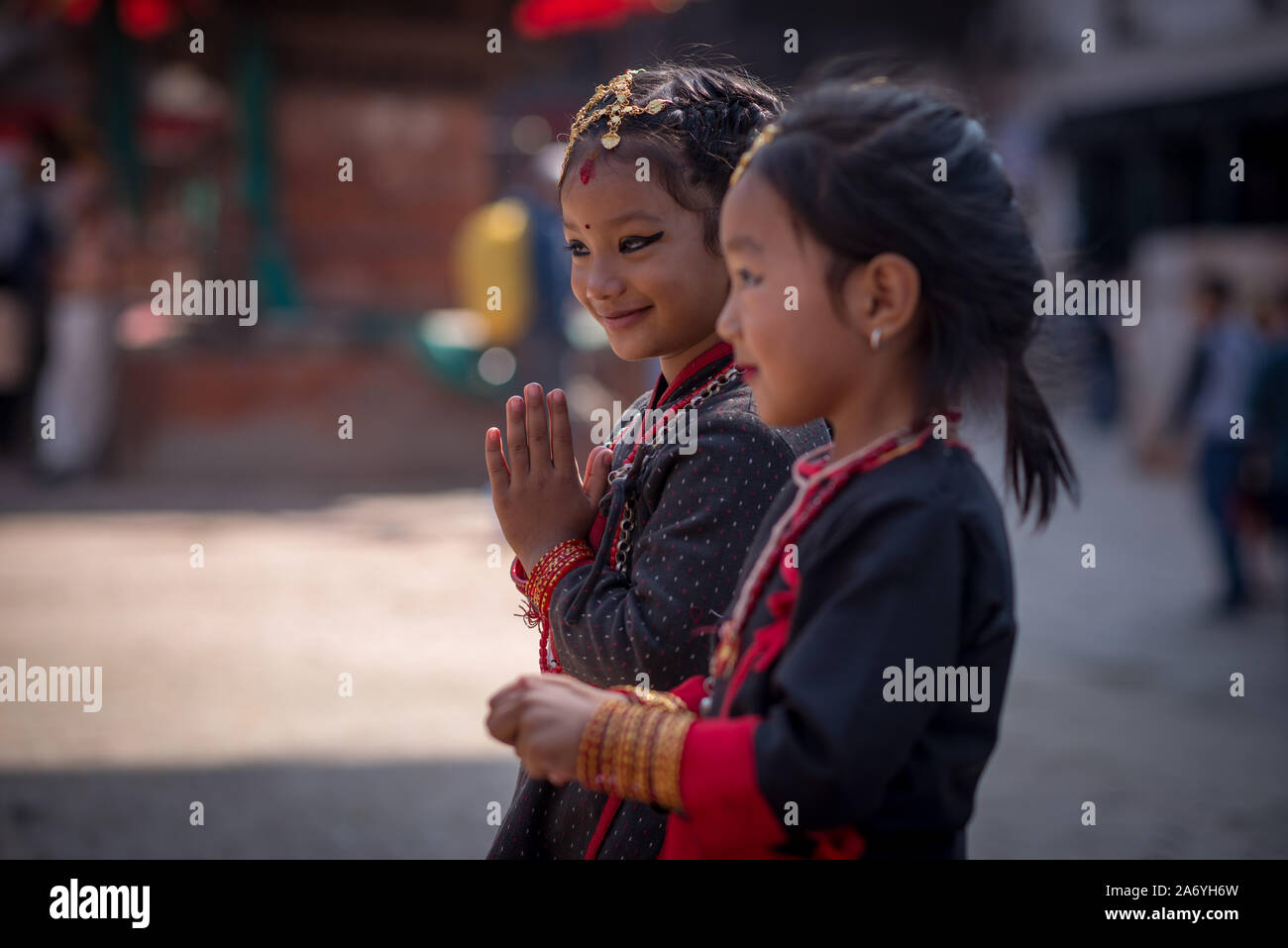 Kathmandu, Nepal. 29 ott 2019. I bambini vestiti in attires tradizionali durante la celebrazione.Newar comunità in Nepal osserva Newari Anno Nuovo o il Nepal Sambat 1140. Il Nepal Sambat cade nella quarta giornata di Tihar è (Deepawali). Credito: SOPA Immagini limitata/Alamy Live News Foto Stock