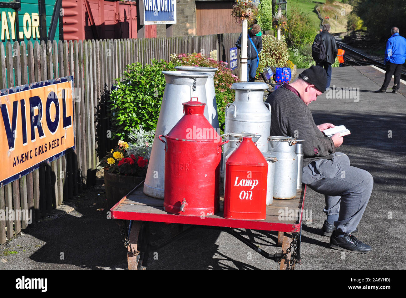 In attesa che il treno, stazione Oakworth, Foto Stock