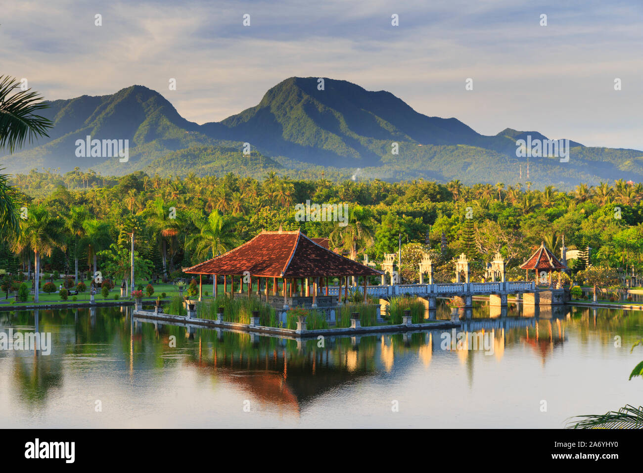 Indonesia, Bali, East Bali, Ujung, Taman Ujung acqua Palace e Gunung Lempuyang Mountain Foto Stock
