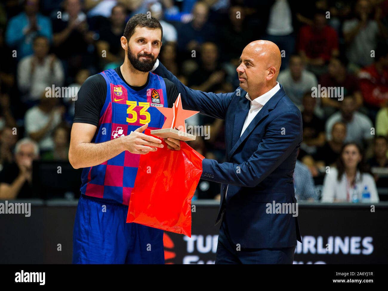 A Belgrado, in Serbia. 24 ott 2019. Nikola Mirotic del FC Barcelona riceve un dono dalla Crvena Zvezda Belgrado mts. Credito: Nikola Krstic/Alamy Live Foto Stock