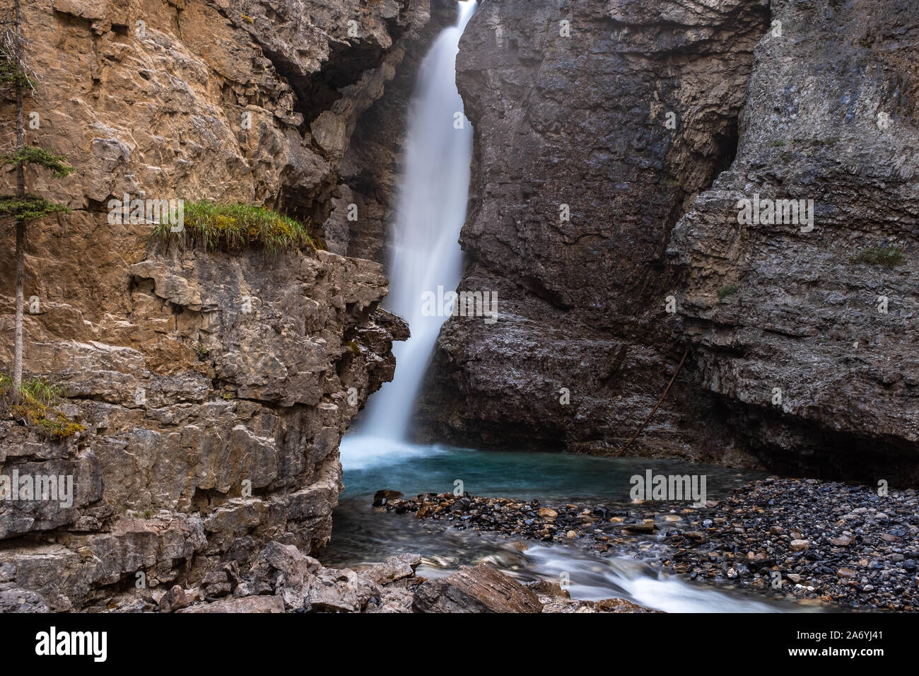 Una cascata nel Parco Nazionale di Jasper, Cascades attraverso una stretta spaccatura nella roccia su una lunga esposizione ad appianare l'acqua nessuno nell'immagine Foto Stock