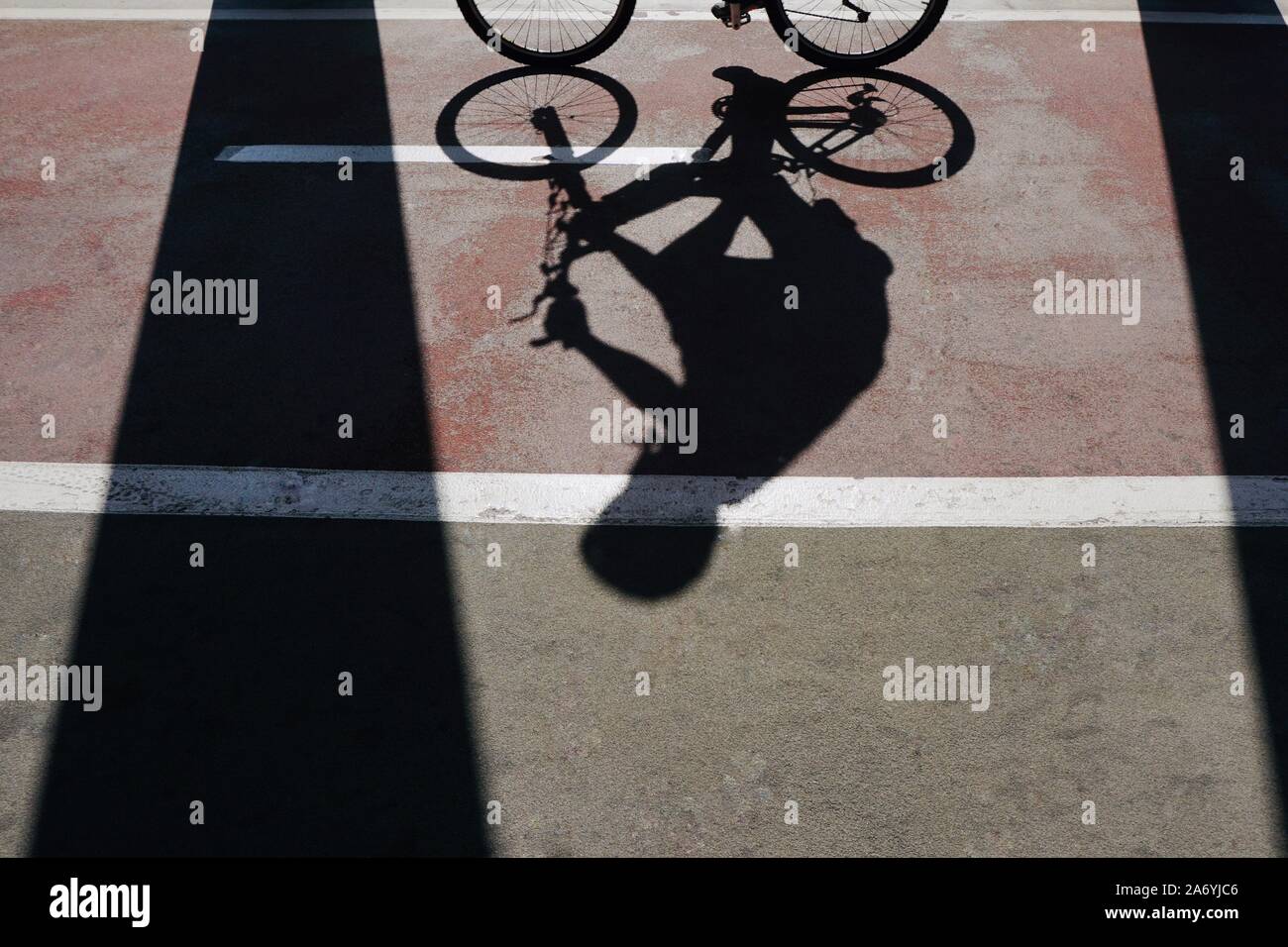 Il trasporto della bicicletta silhouette ombra sul terreno Foto Stock