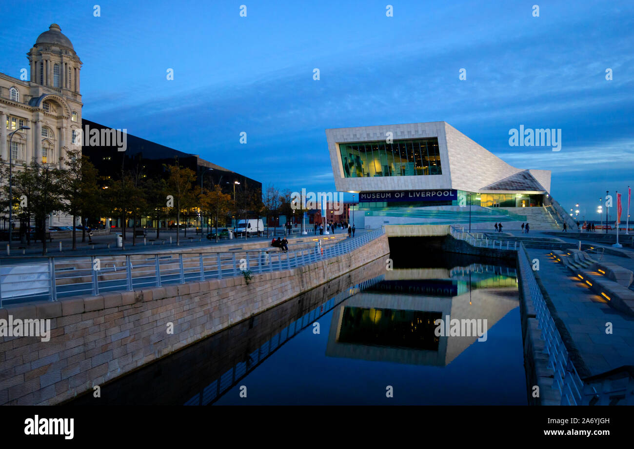 Il Museo di Liverpool al crepuscolo Foto Stock